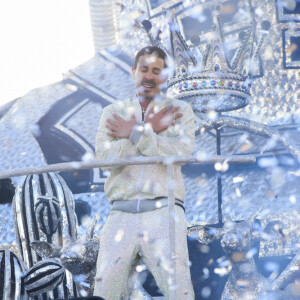 Carlinhos Maia e Lucas Guimarães e a família do influencer desfilaram em carro do Império de Casa Verde, que fechou o carnaval de 2022 em SP