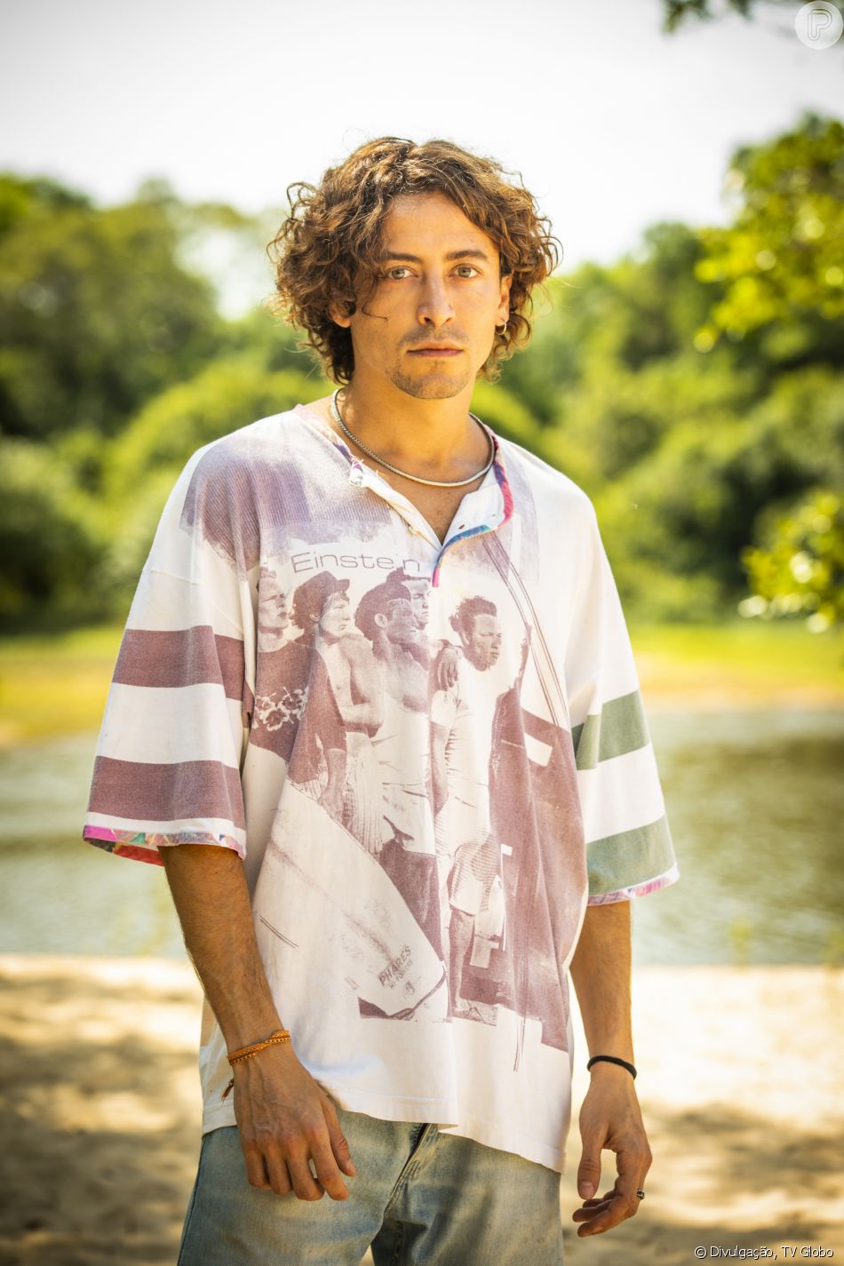 Jove (Jesuíta Barbosa) leva Juma (Alanis Guillen) para sua casa no Rio de Janeiro na novela 'Pantanal'