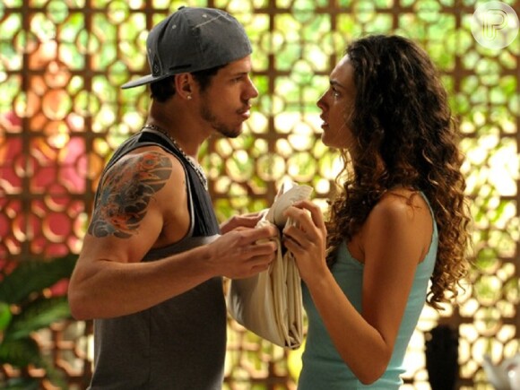 Débora Nascimento e José Loreto se conheceram e contracenaram na novela 'Avenida Brasil', exibida em 2012