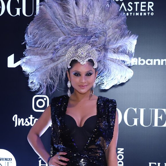 Mileide Mihaile usou adorno na cabeça cheio de penas em tons acinzentados em sua primeira vez no Baile da Vogue