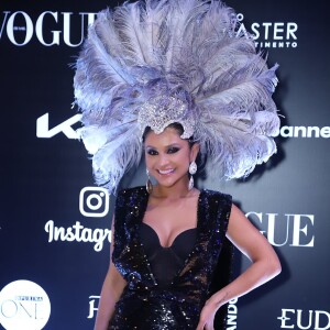 Mileide Mihaile usou bustiê preto para compor look all black no Baile da Vogue