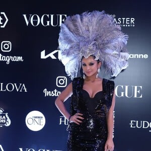 Mileide Mihaile preferiu usar poucos acessórios para compor look brilhante e cheio de penas no Baile da Vogue