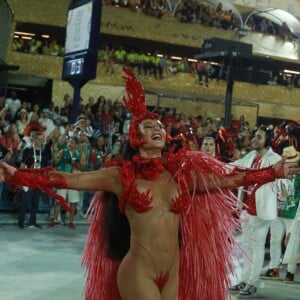 Paolla Oliveira retira lenço da cintura e curte Desfile das Campeãs com fantasia original