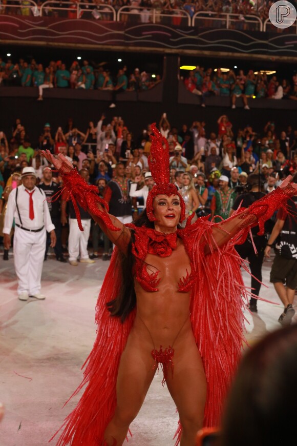 Paolla Oliveira canta e samba muito em Desfile das Campeãs no Rio de Janeiro