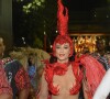 Paolla Oliveira usou saia improvisada antes de se apresentar como rainha de bateria da Grande Rio