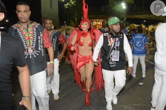 Paolla Oliveira usa saia improvisada com as cores da escola de samba da qual é rainha de bateria