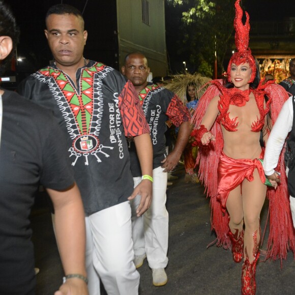 Paolla Oliveira usa saia improvisada com as cores da escola de samba da qual é rainha de bateria