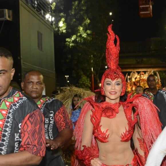 Paolla Oliveira vestiu saia improvisada para ter conforto na hora de chegar à Sapucaí para Desfile das Campeãs