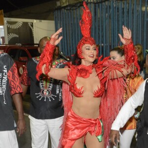 Paolla Oliveira adota brinca e comemora antes de entrar na avenida pela Grande Rio, escola campeã do Carnaval do Rio