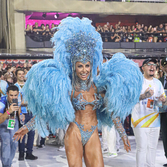 Paolla Oliveira chegou a trocar selinho com Sabrina Sato no meio do desfile