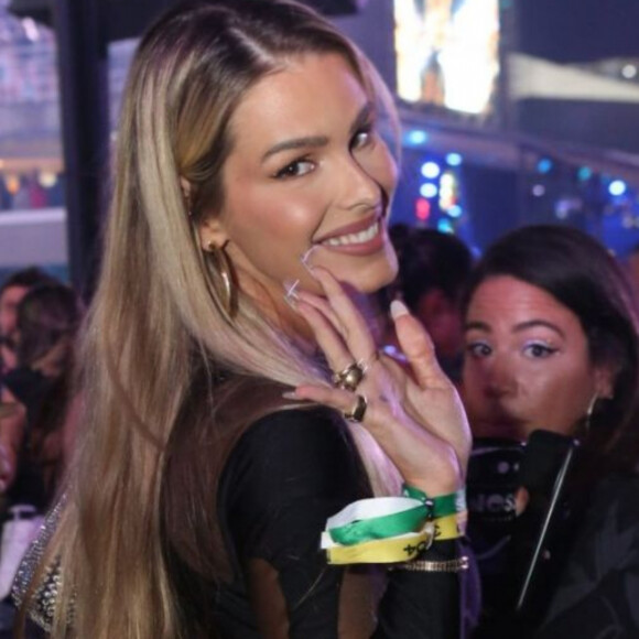 Yasmin Brunet troca beijos com ator em camarote e ganha apoio de fãs