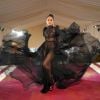 Vanessa Hudgens ousa com naked dress preto e nada básico: atriz dispensou sutiã em noite de gala
