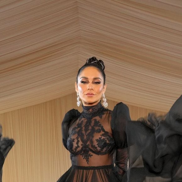 Vanessa Hudgens ousa com naked dress preto e nada básico: atriz dispensou sutiã em noite de gala