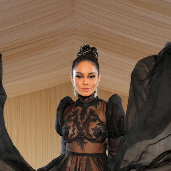 Vanessa Hudgens deixou corpo à mostra em look sexy para MET Gala
