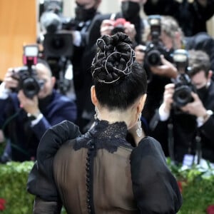 Vestido naked de Vanessa Hudgens foi destaque no red carpet do MET Gala