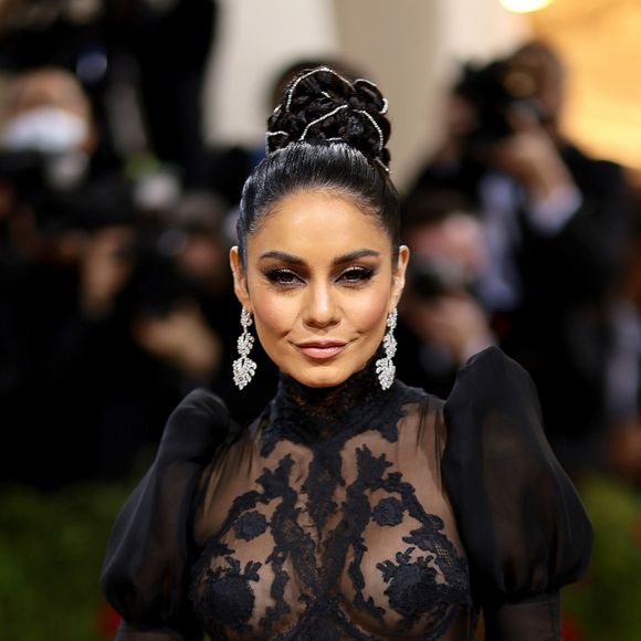 Nudez fashion: Vanessa Hudgens aposta em trend ousada no MET Gala 2022