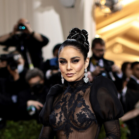 MET Gala 2022: Vanessa Hudgens vestiu longo preto sexy da Moschino