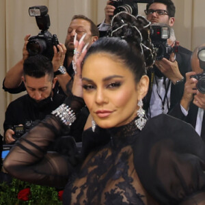 Nudez fashion: Vanessa Hudgens atrai flashs em look revelador com calcinha à mostra