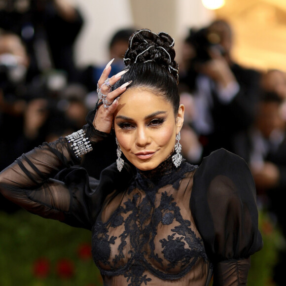 Penteado de Vanessa Hudgens no MET Gala 2022 era um coque trançado