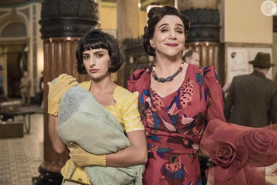 Margô (Marisa Orth) convence Iolanda (Duda Brack) a vasculhar mais a vida de Davi (Rafael Vitti) na novela 'Além da Ilusão'