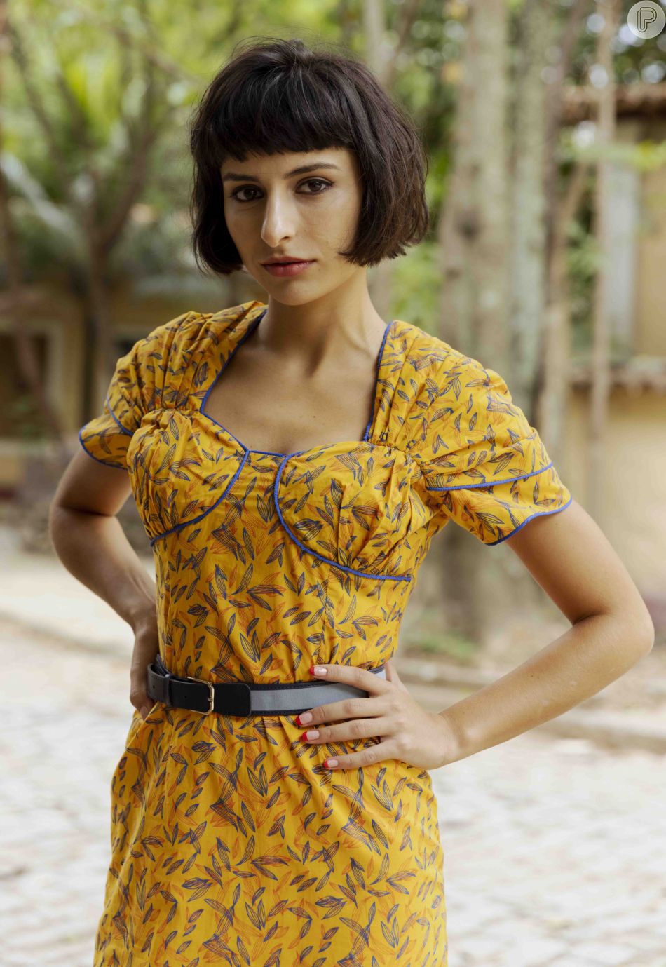 Iolanda (Duda Brack) é flagrada por Davi (Rafael Vitti) ao pegar seu baú de magia na novela 'Além da Ilusão'