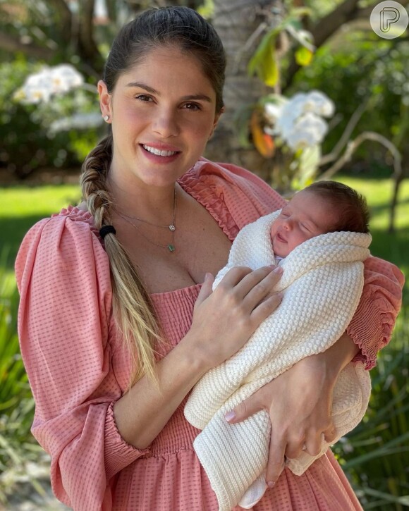 Bárbara Evans deu à luz Ayla Clark Theodoro, sua primeira filha, em março de 2022