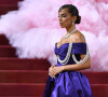Anitta exibiu em primeira mão o look do MET Gala para algumas mulheres especiais