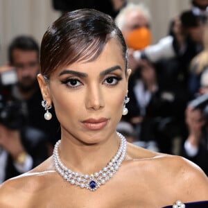 Anitta fez uma chamada de vídeo para mostrar o look do MET Gala: 'Eu mostrando a prova do look pras irmãs e pra mami'