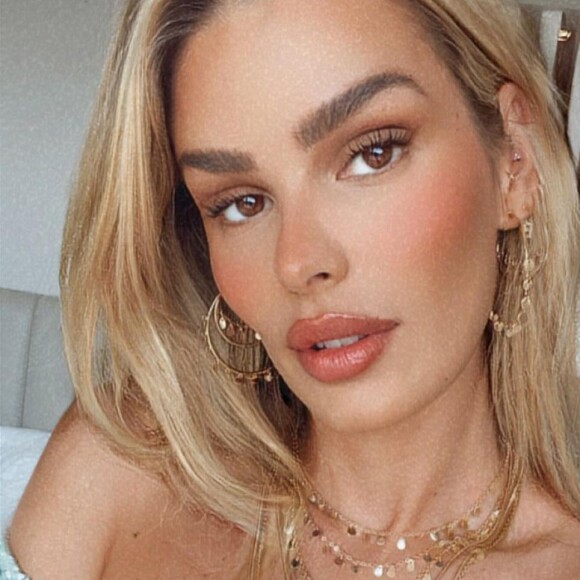 Yasmin Brunet atendeu ao pedido de um internauta e voltou a exibir uma tatuagem nas costas