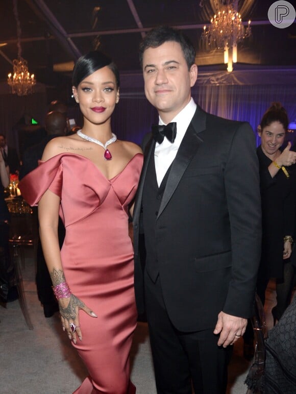Rihanna posa com Jimmy Kimmel 