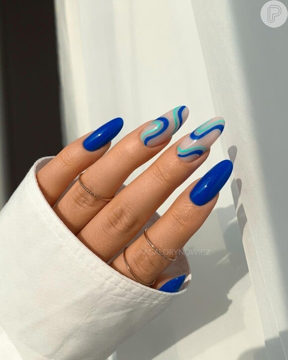 Unhas decoradas: azul em tom mais vibrante e desenhos em duas unhas