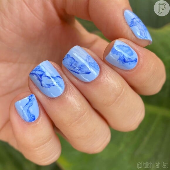 Unhas decoradas: mix em tons de azul garantem o toque criativo e estiloso nas unhas