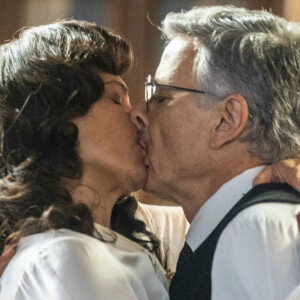 Beijo de Violeta (Malu Galli) e Eugênio (Marcello Novaes) é flagrado por Isadora (Larissa Manoela) na novela 'Além da Ilusão'