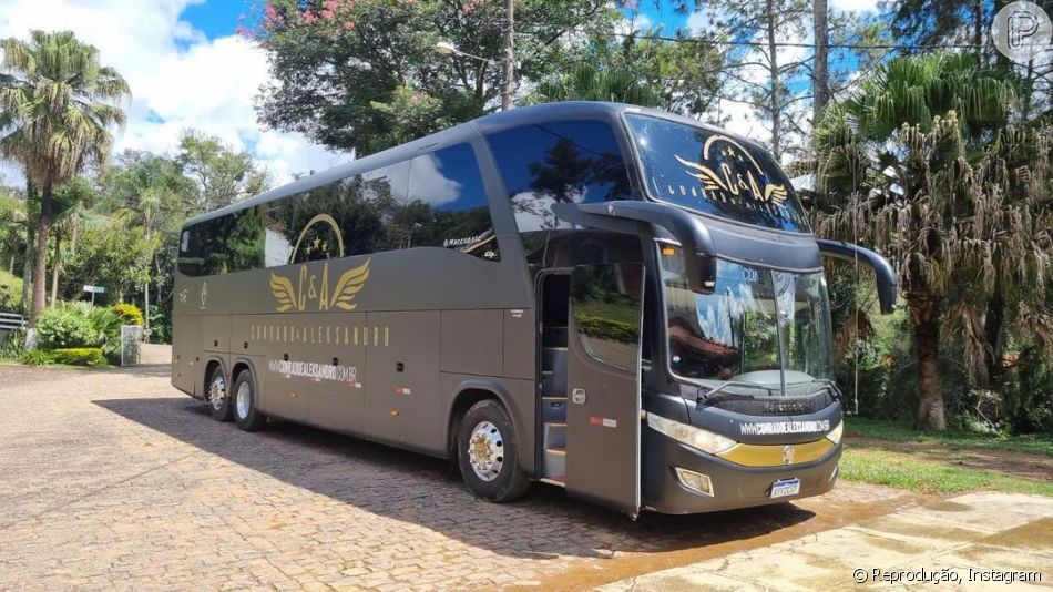 Ônibus da dupla Conrado e Aleksandro tombou na rodovia Régis Bittencout, na altura de Miracatu, no interior de São Paulo
