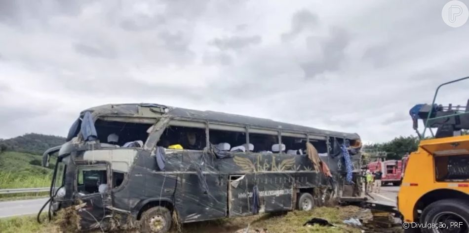 Acidente aconteceu após o pneu dianteiro esquerdo estourar. O motorista perdeu o controle do ônibus e tombou no canteiro central