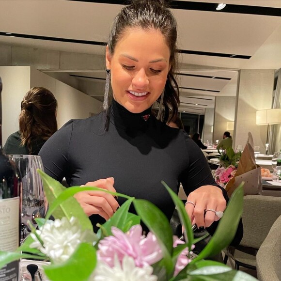 Andressa Suita aparece comendo e dormindo em fotos publicadas por Gusttavo Lima