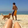 Fiorella Mattheis e Alexandre Pato curtem praia juntos com cachorro, no Rio de Janeiro