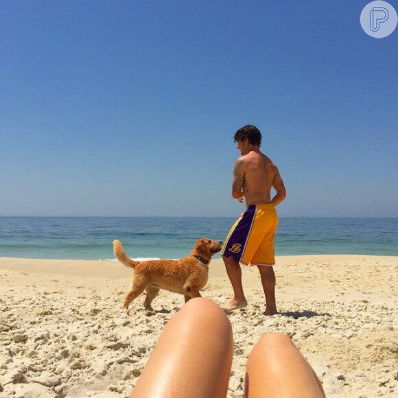 Fiorella Mattheis e Alexandre Pato curtem praia juntos com cachorro, no Rio de Janeiro