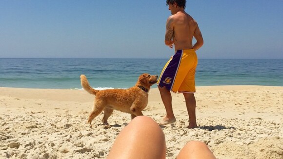 Fiorella Mattheis curte férias com o namorado, Alexandre Pato, em praia do Rio