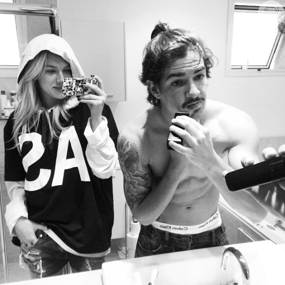 Fiorella Mattheis publica foto do namorado, Alexandre Pato, fazendo a barba sem camisa