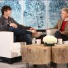 Ashton Kutcher fala da experiência de ser papai de primeira viagem no programa 'The Ellen Show', em 12 de dezembro de 2014