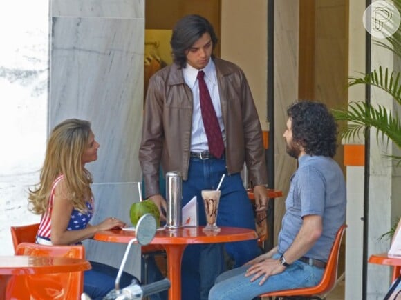 Beto (Rodrigo Simas) ficou com ciúmes de Inês (Deborah Secco) ao vê-la com Paulo (Caco Ciocler) , em 'Boogie Oogie'