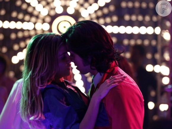 Inês (Deborah Secco) e Beto (Rodrigo Simas) deram seu primeiro beijo na discoteca, em 'Boogie Oogie'