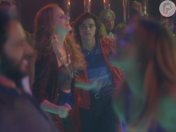 Beto (Rodrigo Simas) vê Inês (Deborah Secco) dançando com Paulo (Caco Ciocler) e fica irritado, em 'Boogie Oogie'