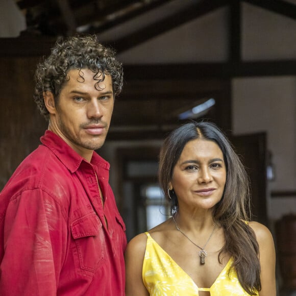 Mãe de Tadeu (José Loreto), Filó (Dira Paes) questiona a José Leôncio (Marcos Palmeira) na novela 'Pantanal' sobre Madeleine (Karine Teles): 'Ela foi o único amor que ocê teve na vida, não foi?'