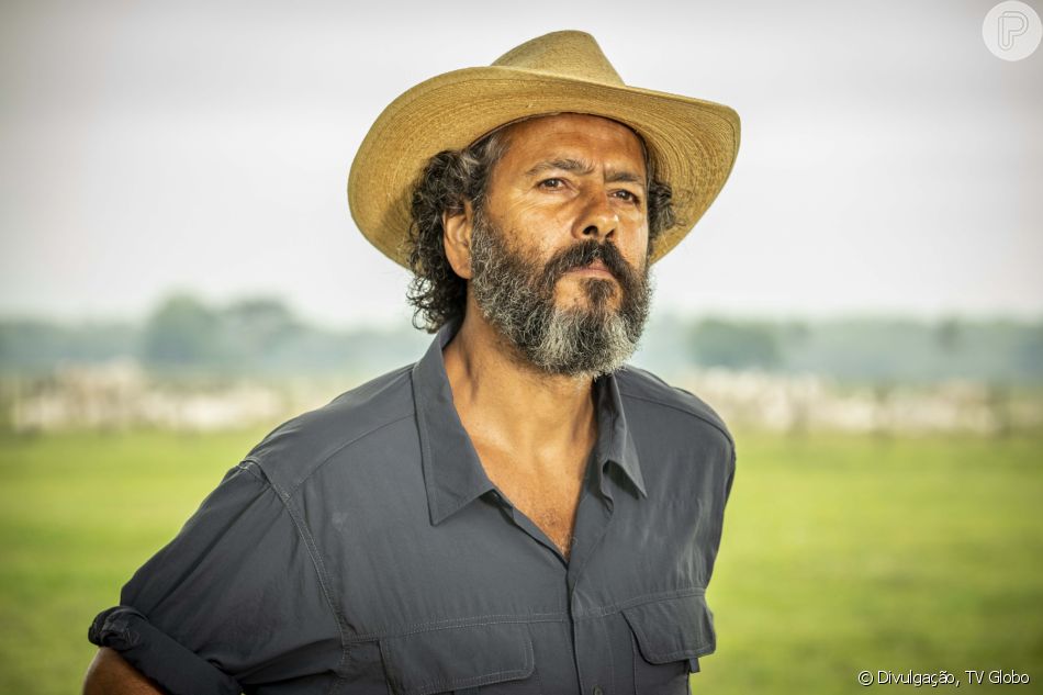 José Leôncio (Marcos Palmeira) não esconde de Filó (Dira Paes) que seu grande amor é Madeleine (Karine Teles) na novela 'Pantanal'