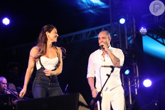 Paolla Olivera escolheu um look casual para o evento: um macacão jeans e uma blusa branca
