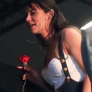 Paolla Oliveira foi clicada com uma rosa vermelha nos bastidores do show