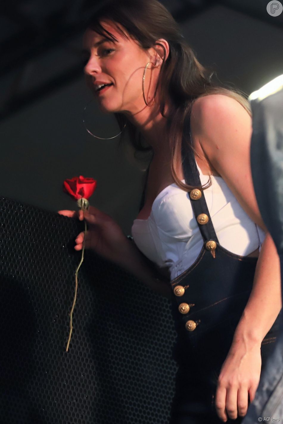 Paolla Oliveira foi clicada com uma rosa vermelha nos bastidores do show