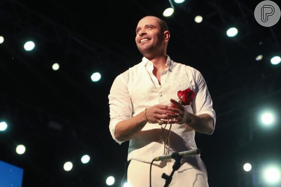 Diogo Nogueira destribui rosas vermelhas durante o show